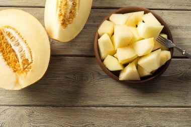 Olgun kavun masanın üzerine dilimlenmiş, yakın çekim