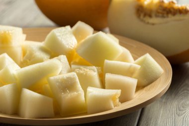 Olgun kavun masanın üzerine dilimlenmiş, yakın çekim