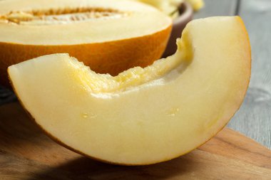 Olgun kavun masanın üzerine dilimlenmiş, yakın çekim