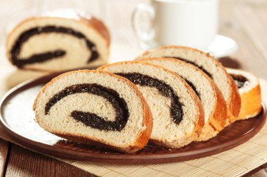 ahşap masa üzerinde taze pişmiş ekmek