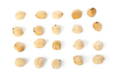 Beyaz arka plan üzerinde izole soya fasulye yığını