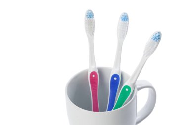 Turuncu beyaz arka plan üzerinde izole diş fırçaları