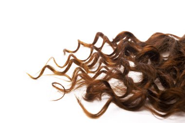 beyaz izole kahverengi kıvırcık saç