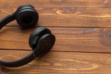 Ahşap arka plan üzerinde stereo kulaklık