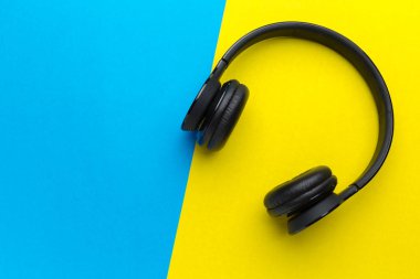 Modern kablosuz kulaklık görünümü kapatın