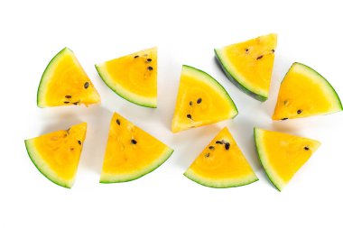 Beyaz arka plan üzerinde taze sarı karpuz