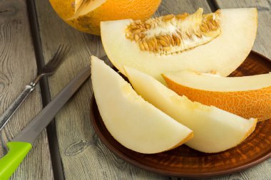 Olgun kavun masanın üzerine dilimlenmiş, yakın çekim