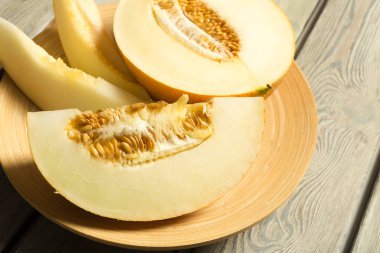 Olgun kavun masanın üzerine dilimlenmiş, yakın çekim