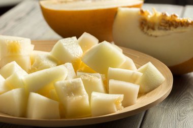 Olgun kavun masanın üzerine dilimlenmiş, yakın çekim