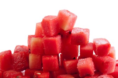 Beyaz arka plan üzerinde izole karpuz meyve küpleri