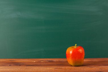 yakın çekim Olgun elma yazı tahtası önünde masada vurdu