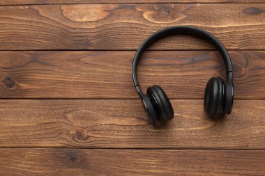 Ahşap arka plan üzerinde stereo kulaklık