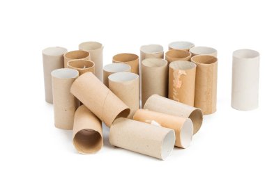 Beyaz arka plan üzerinde boş tuvalet kağıdı