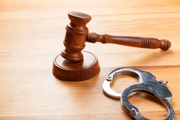 Gavel Handcuffs Wooden Table Background — Stock Photo, Image