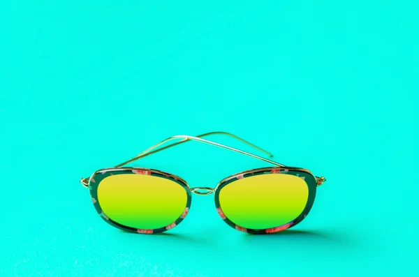 Lunettes Soleil Sur Fond Vert — Photo