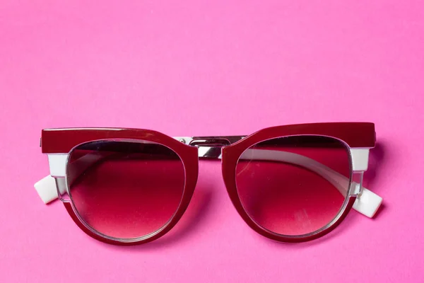 Primer Plano Gafas Sol Rojas Con Estilo Superficie Rosa — Foto de Stock