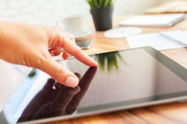 tablet ile çalışan kadın görüntüsünü kırpılmış