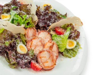 Lezzetli karides salatası, görünümü kadar yakın