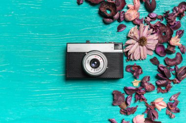 Ahşap masa arka plan üzerinde eski retro fotoğraf makinesi