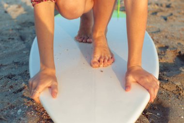 sörf tahtası üzerinde duran kadın kırpılmış atış