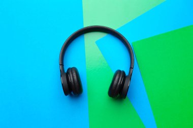 Modern kablosuz kulaklık görünümü kapatın