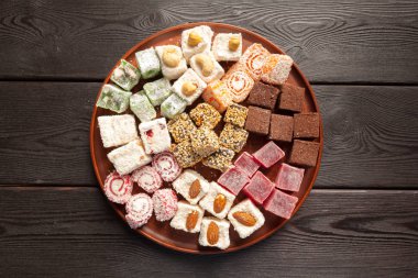 Türk lokumu kil plaka üzerinde ahşap masa