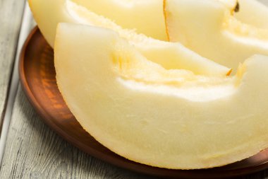 Olgun kavun masanın üzerine dilimlenmiş, yakın çekim