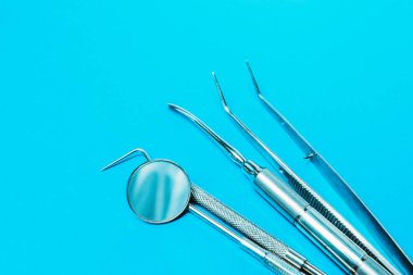 yakın çekim çekim dişçi tıbbi araçlar mavi izole