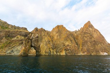 Denizin güzel kayalık uçurum