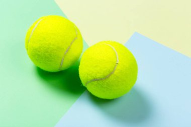 Tenis topu renkli arka plan üzerinde