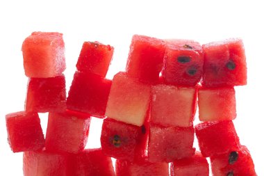 Beyaz arka plan üzerinde izole karpuz meyve küpleri