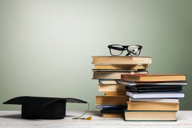 Kitap yığınlarıyla dolu okul tahtası.