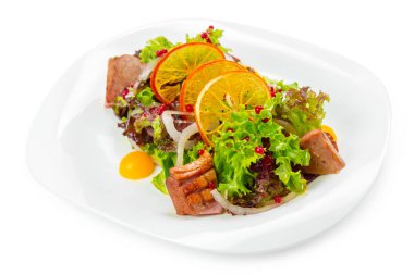 portakal ve plaka üzerinde salata ile servis et