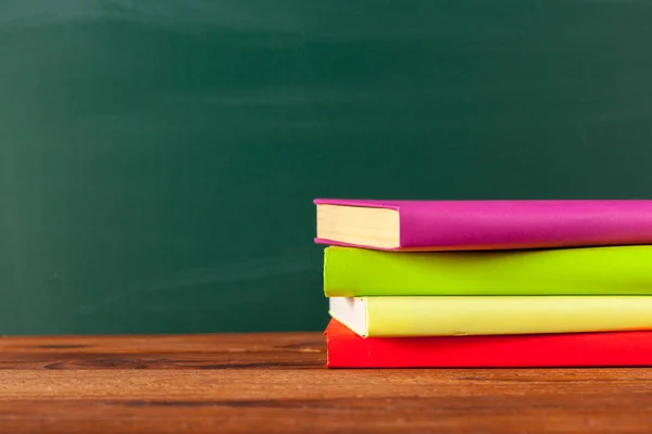 Boeken Bureau Schoolbord Achtergrond — Stockfoto