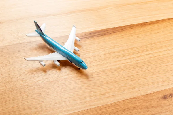 Brinquedo Avião Passageiros Fundo Madeira — Fotografia de Stock