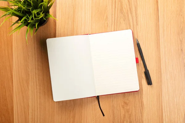 Cuaderno Pluma Blanco Abierto Sobre Mesa Madera — Foto de Stock