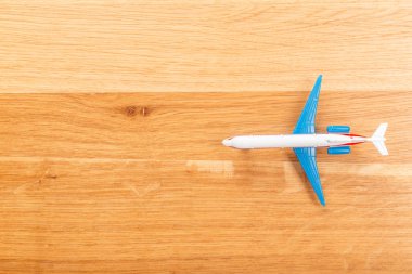 Ahşap arka plan üzerinde yolcu uçağının oyuncak