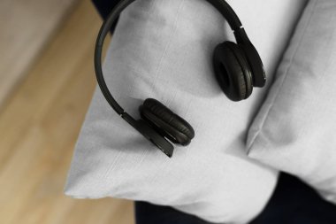 müzik dinlemek için yastık üzerinde yalan kulaklık rahatlamak