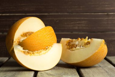 Olgun kavun masanın üzerine dilimlenmiş, yakın çekim