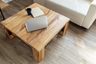 Modern ahşap masa şık çatı iç