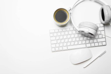 Ofis resepsiyon masası bilgisayar, malzemeleri, kahve fincanı ile