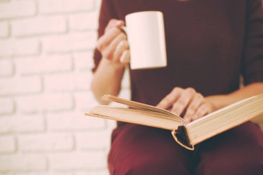 kadın yerde kitap okuma