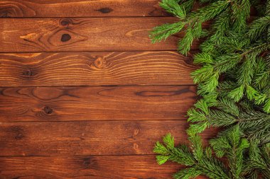 Ahşap arka planda noel ağacı dalları