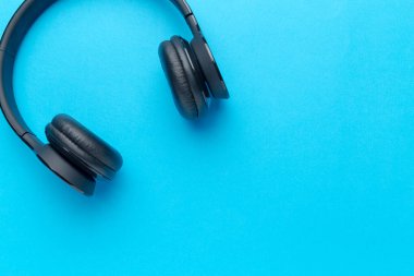 Modern kablosuz kulaklık görünümü kapatın