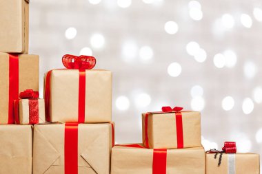 eski tabloyu hediyeler yığını