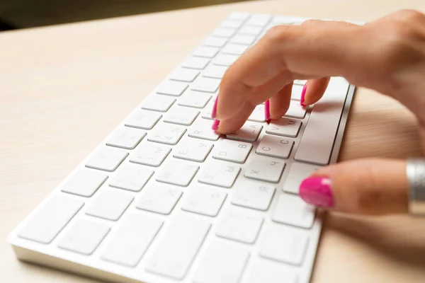 Cropped Shot Woman Pink Nails Typing Keyboard — Stock Photo, Image
