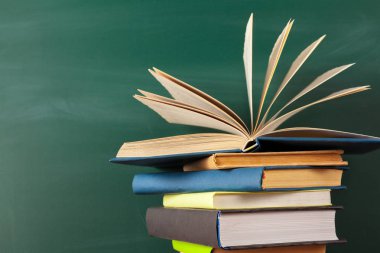 Resepsiyon, kara tahta arka plan üzerine kitaplar