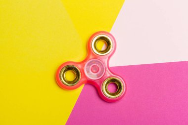 spinner renkli arka plan karşı yakın çekim 