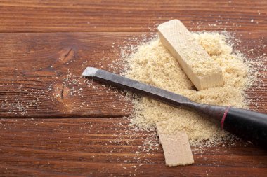 bir testere talaşı ile keskin keskiler 