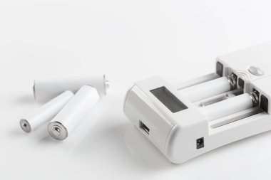 Batarya þarj cihazýnýn beyaz arka plan üzerinde izole kapatmak